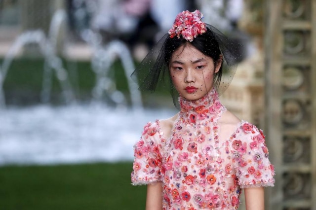 AFP PHOTO / Patrick KOVARIK Desfile primaveril da Chanel ocorreu no segundo dia da Semana de Alta-Costura