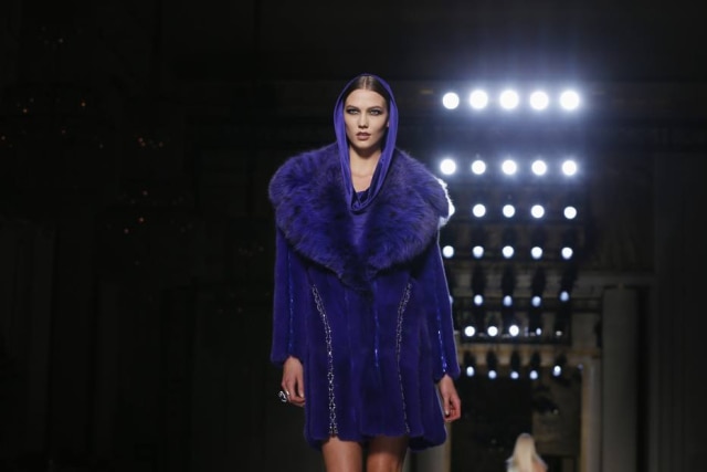 REUTERS/Gonzalo Fuentes Modelo desfila casaco de pele da Versace em 2014