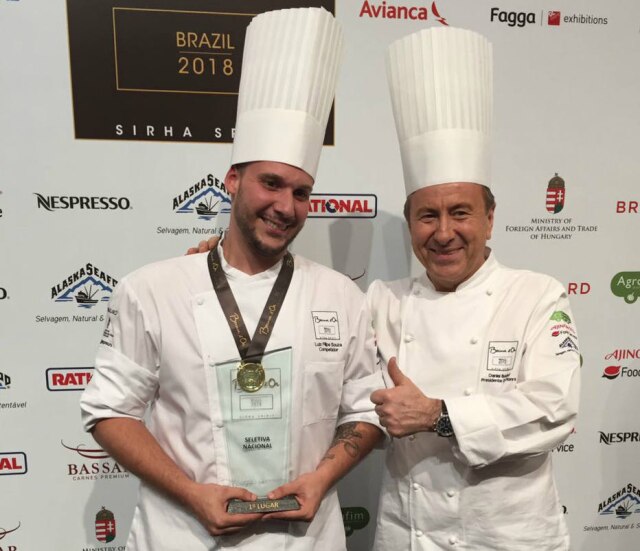 Ana Paula Boni/Estadão O vencedor da etapa nacional Luiz Filipe Souza e o chef francês Daniel Boulud, jurado da competição.
