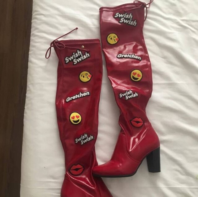 Instagram/@mariagretchen A cantora Gretchen mostrou detalhes da bota que usou durante o show de Katy Perry no último sábado, 17