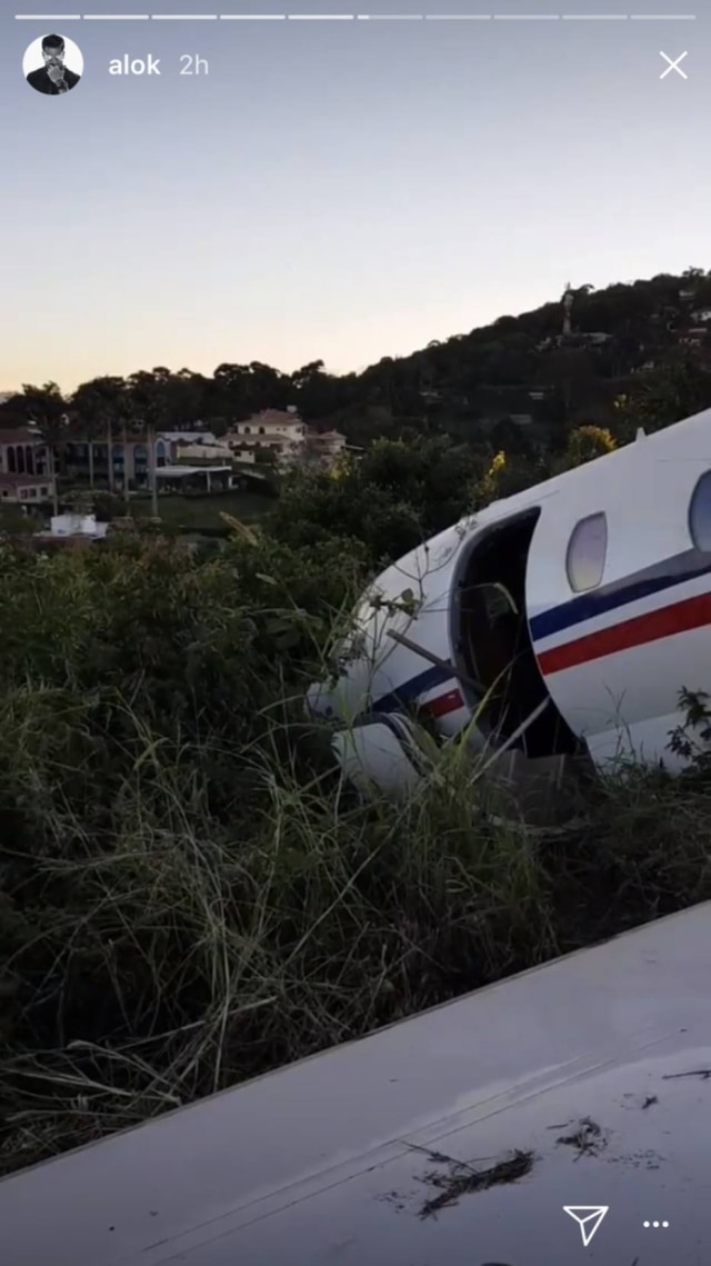 Instagram.com/alok Alok compartilhou imagens do avião momentos após o acidente.