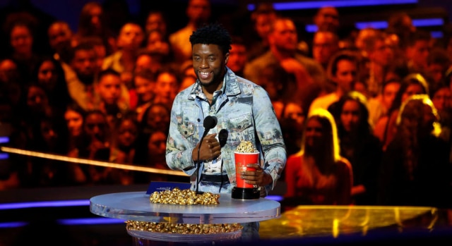 Mario Anzuoni/Reuters O ator norte-americano Chadwick Boseman dedicou um dos prêmios que recebeu no 'MTV Movie Awards' para um homem que desarmou um atirador em restaurante nos EUA