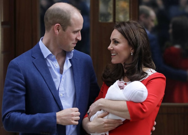 AP Photo/Kirsty Wigglesworth William e Kate na saída da maternidade após o nascimento de Louis, no dia 23 de abril.