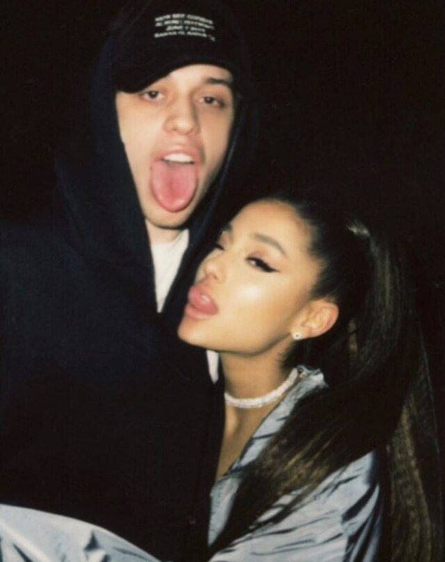 Instagram/@arianagrande A cantora norte-americana Ariana Grande defendeu o noivo Pete Davidson após ele fazer piada com o ataque terrorista em Manchester