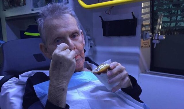 Facebook / @qldambulanceservice Ron, paciente em estado terminal, recebe sundae em ambulância na Austrália.
