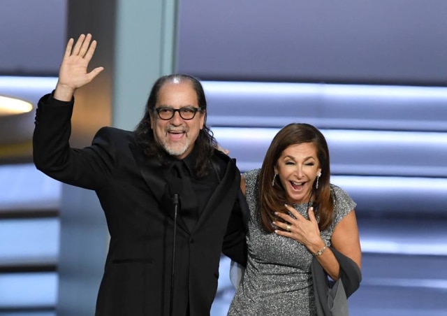 Kevin Winter/Getty Images/AFP Jan Svendsen foi surpreendida quando Glenn pediu para se casar com ela no palco do Emmy.