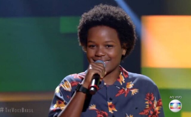 Reprodução de 'The Voice Brasil' (2018) / TV Globo Priscila Tossan durante apresentação no 'The Voice Brasil'.