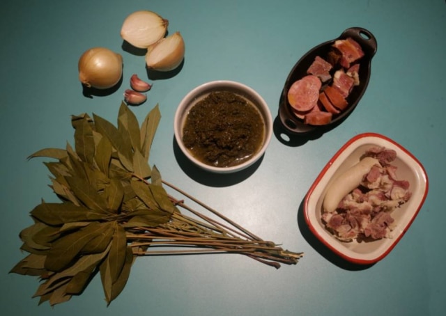 Ingredientes. Folha da mandioca, maniva (centro) e carne