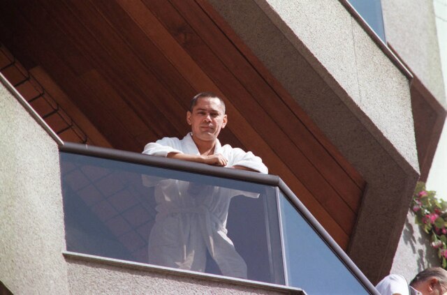 Caio Guateli / Estadão O cantor Leandro na varanda de seu apartamento em São Paulo cerca de um mês antes de sua morte.