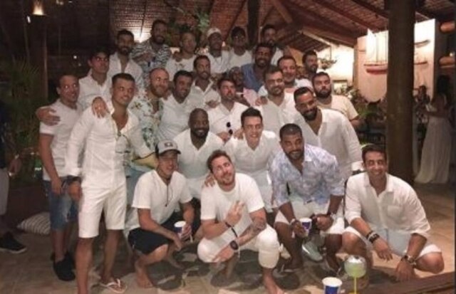 Instagram/@neymarjr O jogador Neymar e amigos durante o réveillon na Bahia.