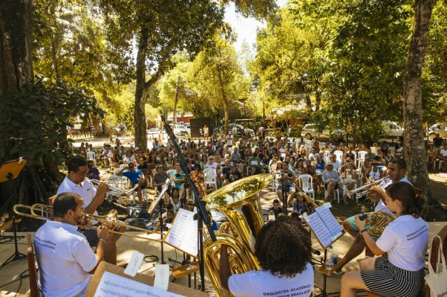 Cauê Diniz Orquestra Acadêmica Mozarteum Brasileiro sobre a regencia do maestro Carlos Moreno se apresentam no Bosque do Quadrado