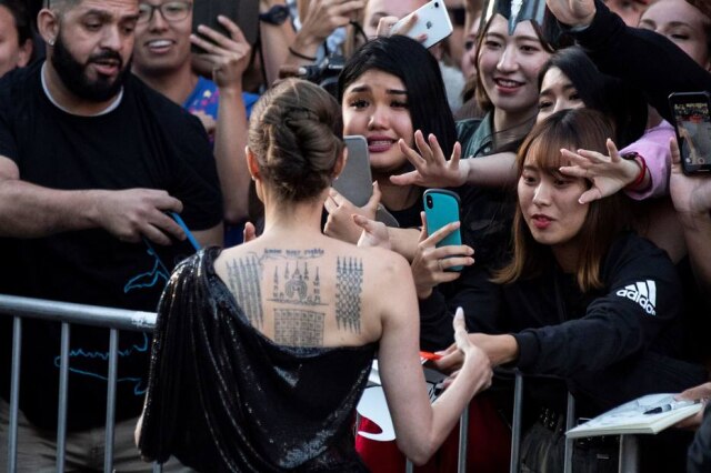 EFE / EPA / Etienne Laurent Angelina Jolie com os fãs durante primeira exibição de 'Malévola 2'.