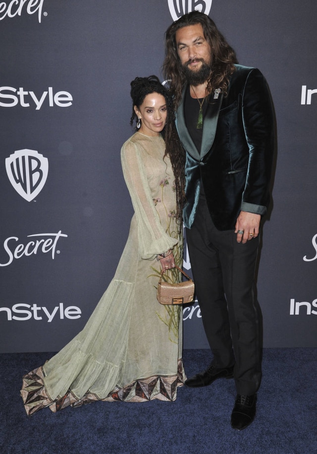 Richard Shotwell / Invision/ AP O ator Jason Momoa junto com a esposa, Lisa Bonet, no tapete vermelho do Globo de Ouro, que ocorreu no domingo, 5