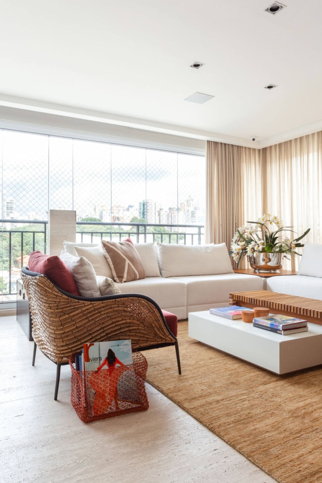 Maura Mello É ideal que haja uma harmonia na decoração entre varanda e sala de estar