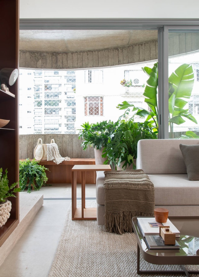 Caca Bratke Folhagens se adaptam melhor a varandas à meia luz, em projeto da Très Arquitetura