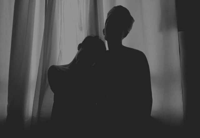 Unsplash/@estudentetser Para os casais, fazer tarefas cotidianas juntos pode aumentar a proximidade emocional e, consequentemente, física.