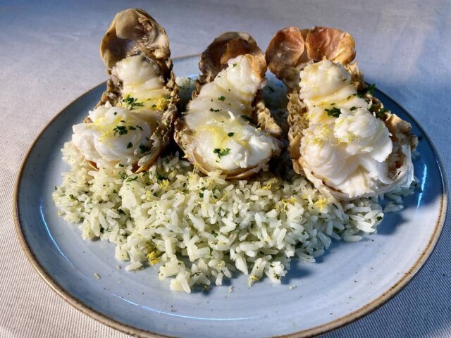 Patrícia Ferraz/Estadão Cavaquinha com manteiga de limão, servida com arroz à provençal.