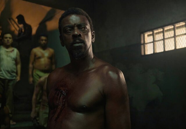 Aline Arruda/ Netflix Edson, o personagem de Seu Jorge, corre risco de vida na prisão, na segunda temporada de 'Irmandade'