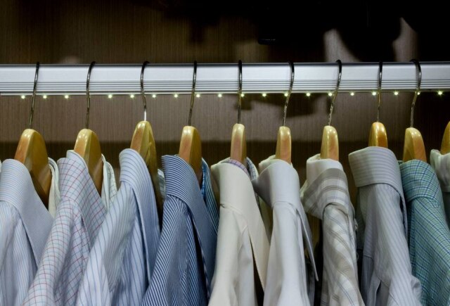 Divulgação No armário, as roupas não utilizadas no vestir devem voltar imediatamente para seus cabides