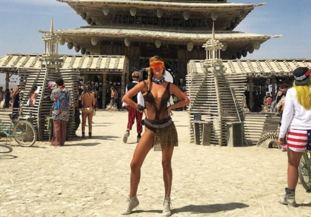 Reprodução/Instagram A modelo Nina Agdal investiu em muita pele à mostra e materiais exóticos.