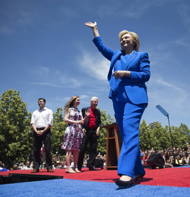 Doug Mills/The New York Times Hillary Clinton de azul royal no lançamento de sua campanha em Nova York.