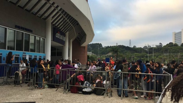 Reprodução/Twitter Após não conseguir ingresso para a apresentação do cantor Justin Bieber em São Paulo, uma fã invandiu a fonte do ponto de vendas para expressar sua raiva.