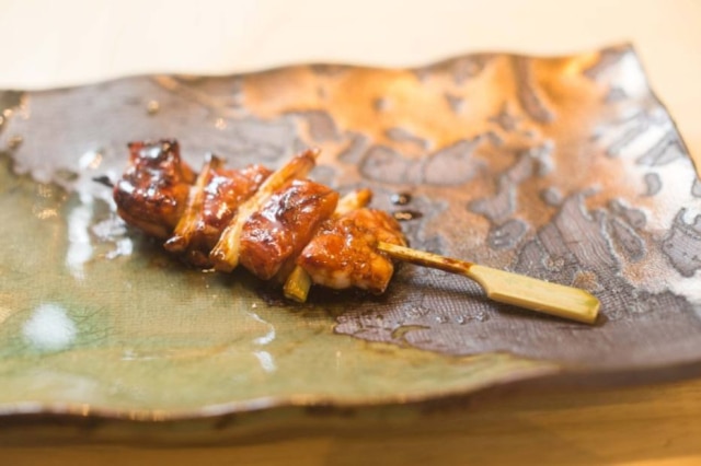 Tiago Queiroz|Estadão No Yorimichi, de Ken Mizumoto, o foco são os espetos japoneses grelhados. Aqui, espeto de frango (sobrecoxa desossada) intercalado com cebolinha.