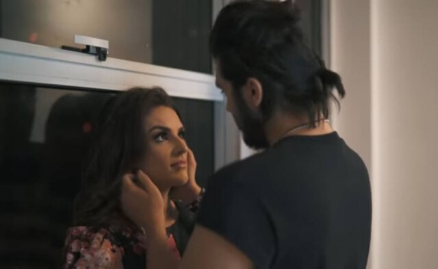 Reprodução/Youtube Kéfera contracena com Luan Santana na paródia "Dia, Lugar e Hora"
