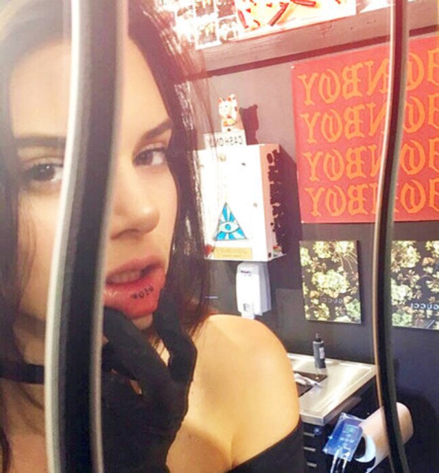 JonBoy via The New York Times Kendall Jenner tem a palavra 'meow' tatuada na parte interna do lábio