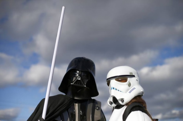 REUTERS/Andrew Winning Participantes posam como Darth Vader e stormtrooper na Comic Con em Londres, em 2014