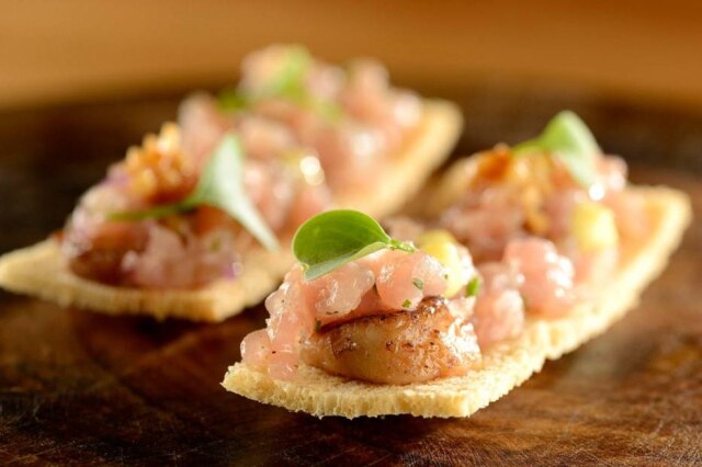 Mauro Holanda|Divulgação Tartar de porco maturado com tutano e cogumelos, entrada feita pelo chef Jefferson Rueda.