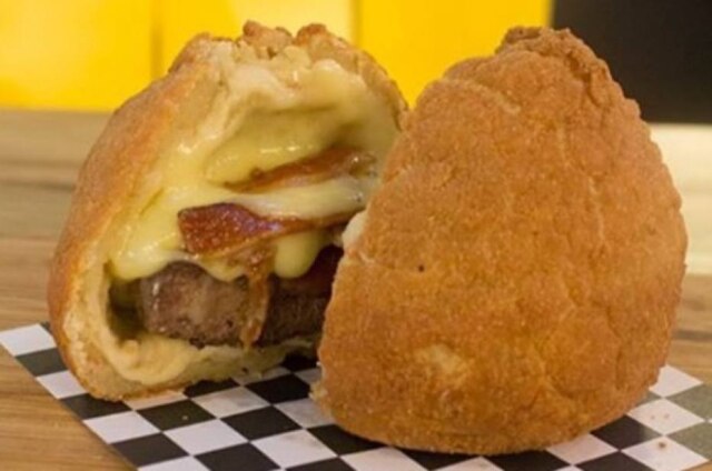 Instagram / @marktpoa Vai um hambúrguer de coxinha?