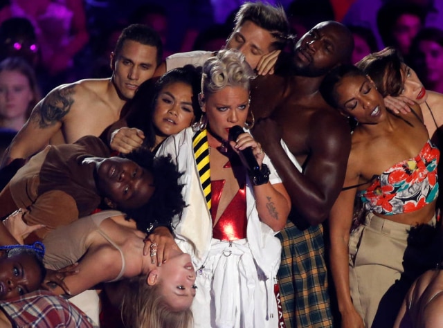 Mario Anzuoni/Reuters A cantora Pink fez discurso emocionante para sua filha no VMA após receber prêmio pelo conjunto de sua obra.
