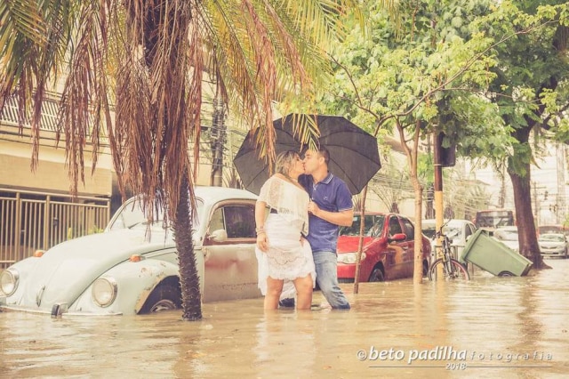 Imagem cedida por Beto Padilha Fotografia Recém-casados Vivian Paciello e Paulo Almeida posaram para fotos em uma rua alagada de Niterói
