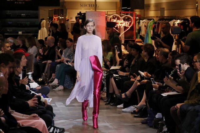 REUTERS/Benoit Tessier As criações da Vetements conquistaram nomes como Kendall Jenner e Rihanna