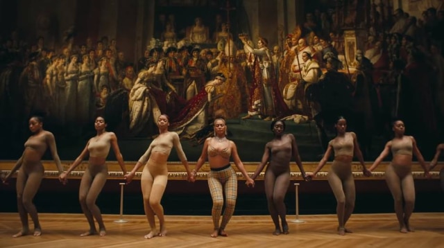 Reprodução de cena de Apeshit Beyoncé, de Burberry, ao centro de suas dançarinas