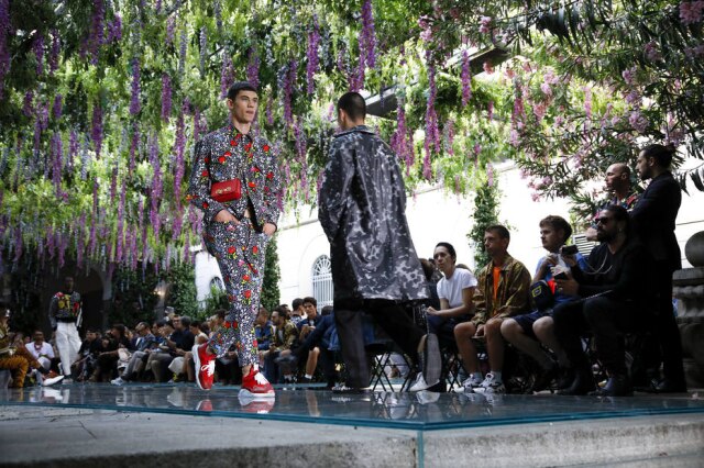 Valerio Mezzanotti/The New York Times O desfile do verão 2019 da Versace, em que boa parte dos looks masculinos era arrematado por um modelo de bolsa feminina icônico