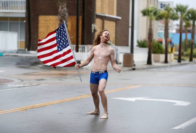 REUTERS/Randall Hill Lane Pittman enfrenta a chuva causada pelo furacão Florence em Myrtle Beach, na Carolina do Sul.