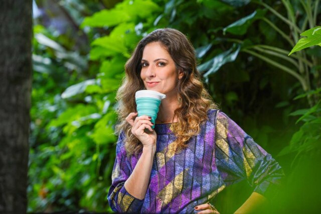 Divulgação / Daniel Chiacos Fernanda Cortez reduziu o consumo, passou a produzir menos lixo e economiza com hábitos de vida que respeitam o meio ambiente.