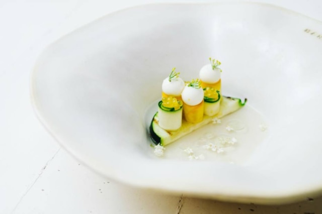 Roberto Seba Delicadeza. Abobrinha, burrata, ovas, consommé de tomate e flor de salgueiro
