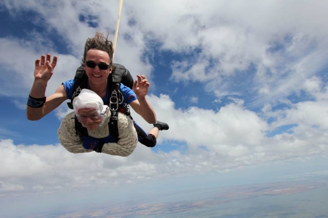 Bryce Sellick e Matt Teager/SA Skydiving/AFP Irene O'Shea, de 102 anos, durante salto de paraquedas na Austrália.