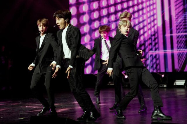 Yoan Valat Os fãs de k-pop já são conhecidos por publicar vídeos com cantores e grupos do gênero musical