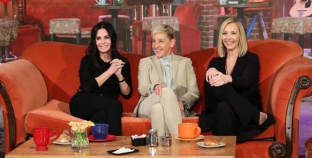 Instagram / @courteneycoxofficial Courteney Cox, Ellen DeGeneres e Lisa Kudrow em estúdio da cafetaria 'Central Perk'