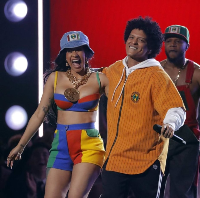REUTERS/Lucas Jackson Cardi B e Bruno Mars durante performance de 'Finesse'.