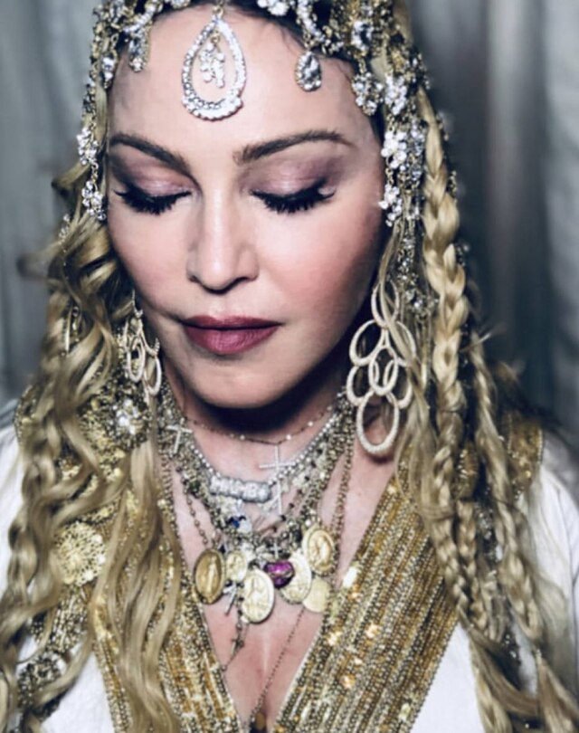 Reprodução story do Instagram/ Madonna Madonna usou o colar com referências religiosas para compor um visual com muitos acessórios e outras joias