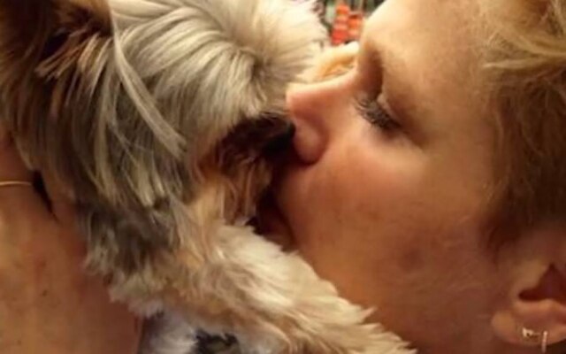 Facebook / @XuxaOficial Xuxa Meneghel e seu cachorrinho, Dudu.