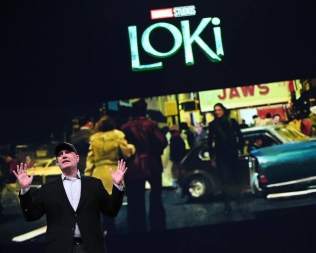 Disney+ / Divulgação Kevin Feige, presidente da Marvel Studios, aparece em frente ao telão de 'Loki'.