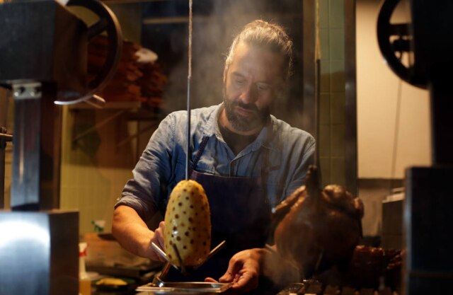 Nilton Fukuda/Estadão Solo. O chef Leo Botto usa diferentes técnicas com fogo para compor o menu da nova casa
