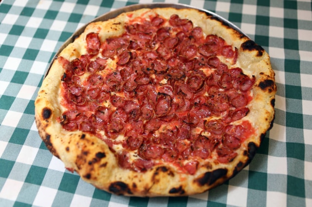JF Diório/Estadão Clássica. Pizza Castelões, com calabresa e mussarela, da pizzaria de mesmo nome no Brás