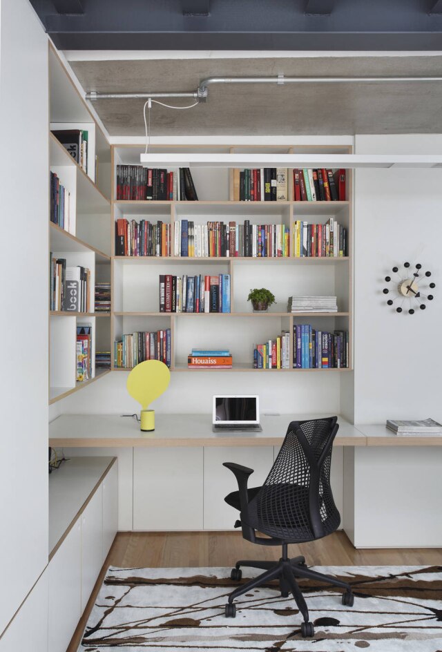 DENILSON MACHADO A cadeira Sayl, da Herman Miller, em home office projetado por Patricia Martinez